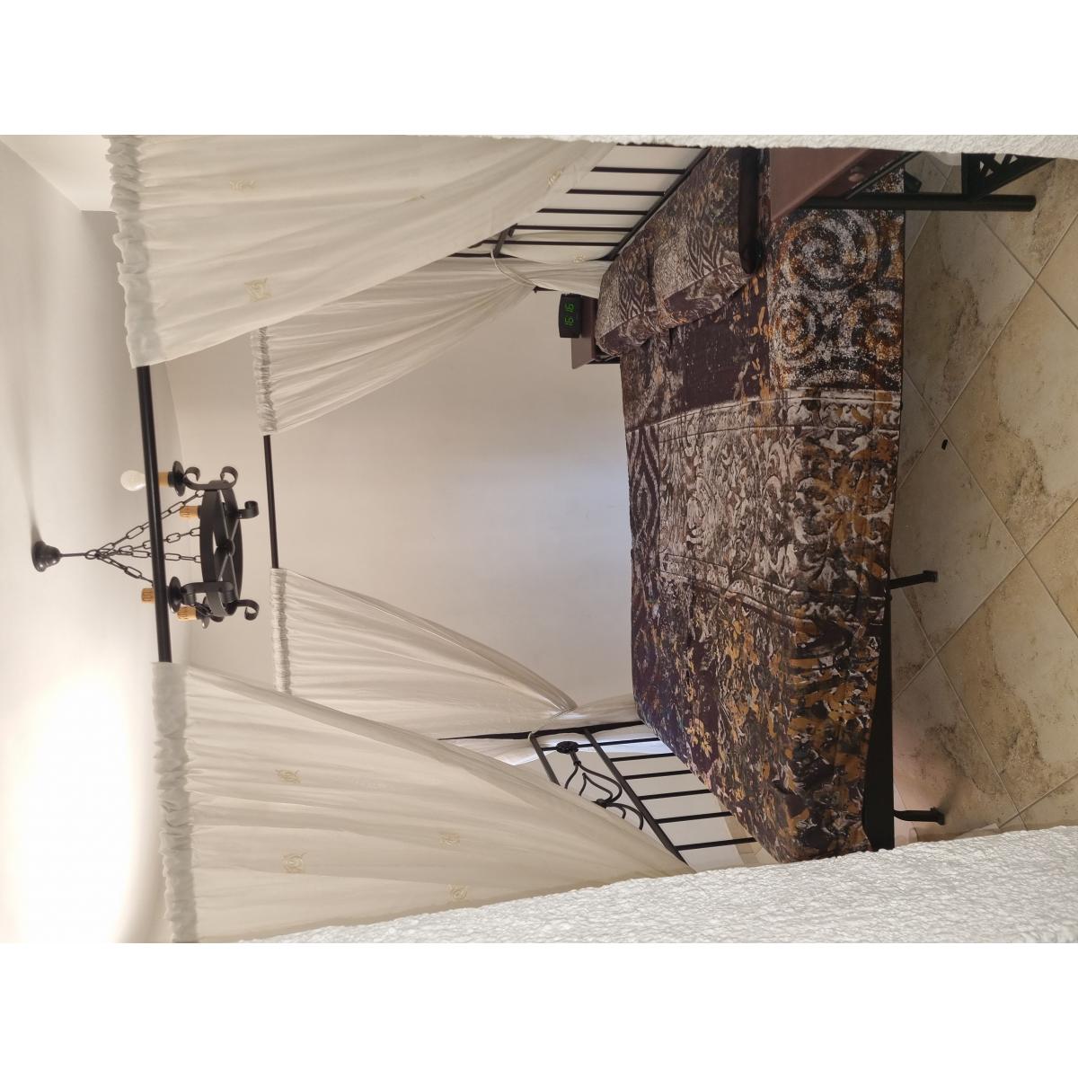 Cama con Dosel Lucia y mesitas y lamparas